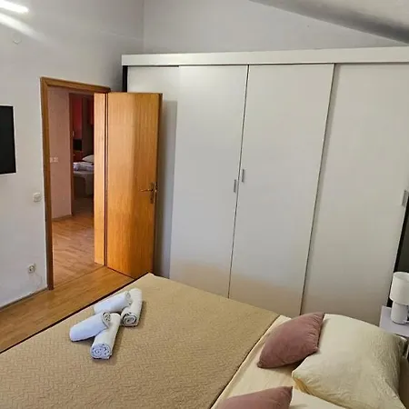 Anisa Apartment Vir