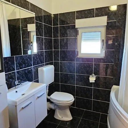 Anisa Apartment Vir